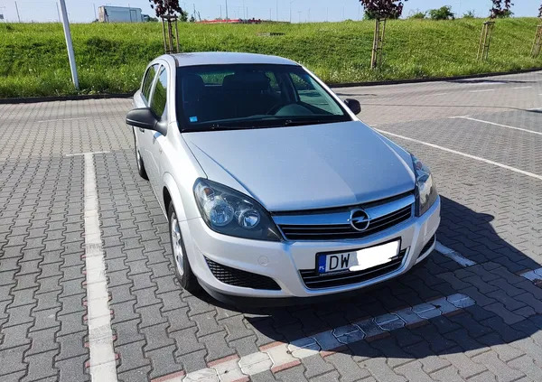 samochody osobowe Opel Astra cena 15800 przebieg: 230500, rok produkcji 2011 z Wrocław